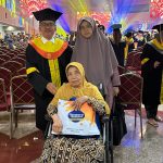 Dr. Taufiq Supriadi, S.H., bersama Istri dan Ibunda 83 Tahun mendapatkan penghargaan Wisudawan Inspiratif Universitas Terbuka 2025