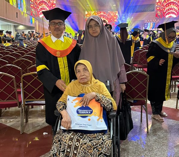 Dr. Taufiq Supriadi, S.H., bersama Istri dan Ibunda 83 Tahun mendapatkan penghargaan Wisudawan Inspiratif Universitas Terbuka 2025